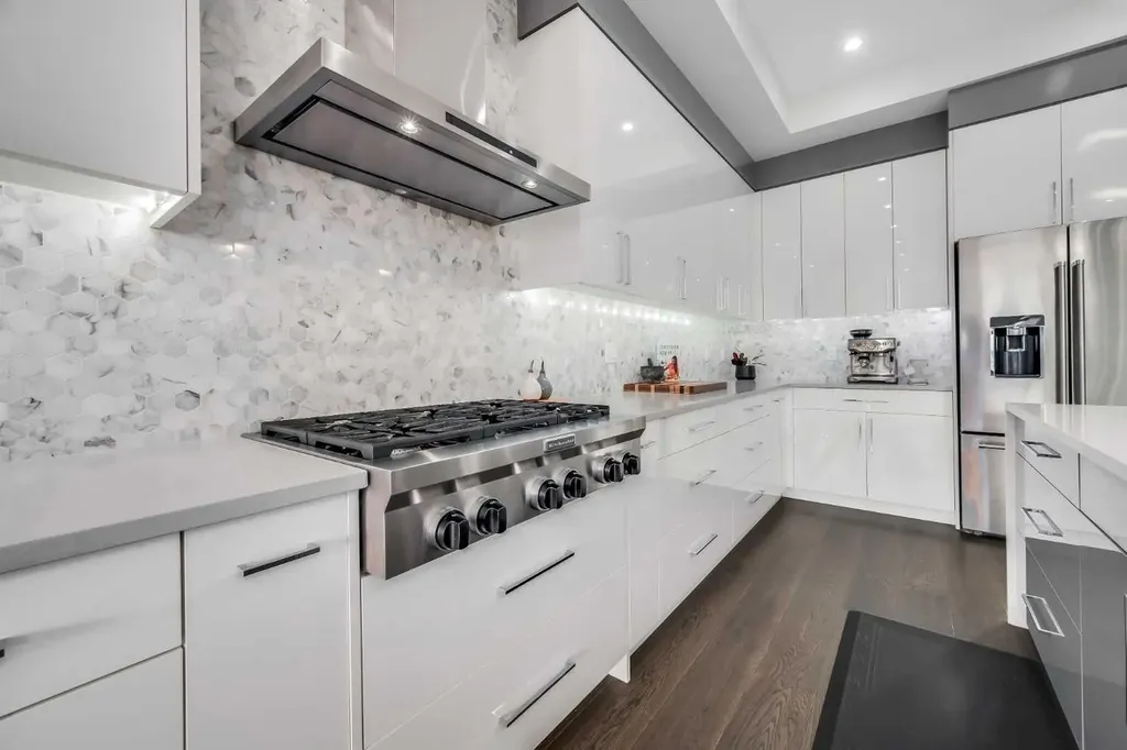 2415 25 Avenue NW Calgary AB T2M 2C6