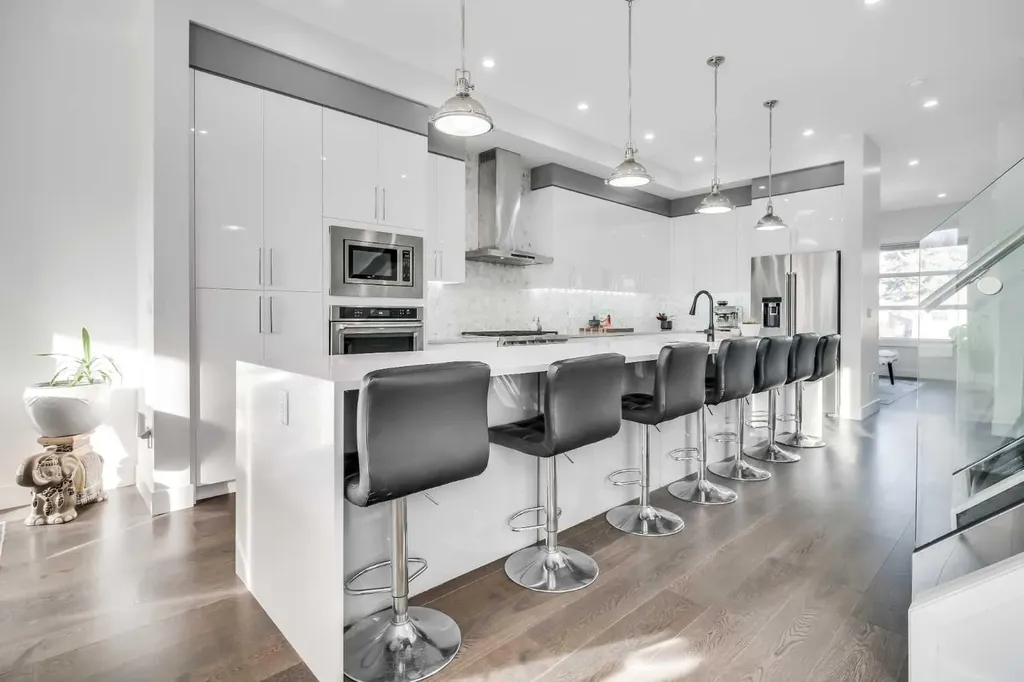 2415 25 Avenue NW Calgary AB T2M 2C6