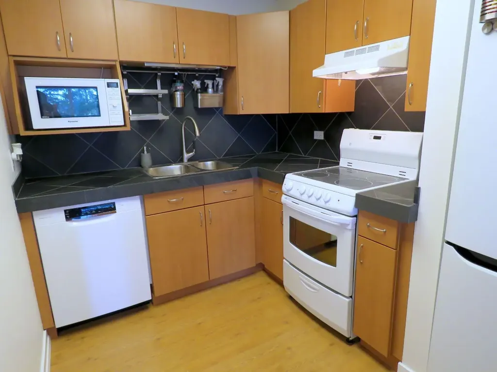 328 Cedar Crescent SW Calgary AB T3C 2Y8