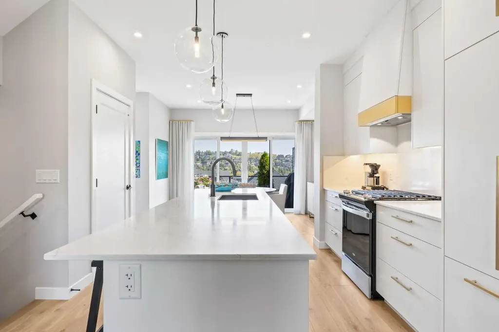 3044 85 Street SW Calgary AB T3H 6C7