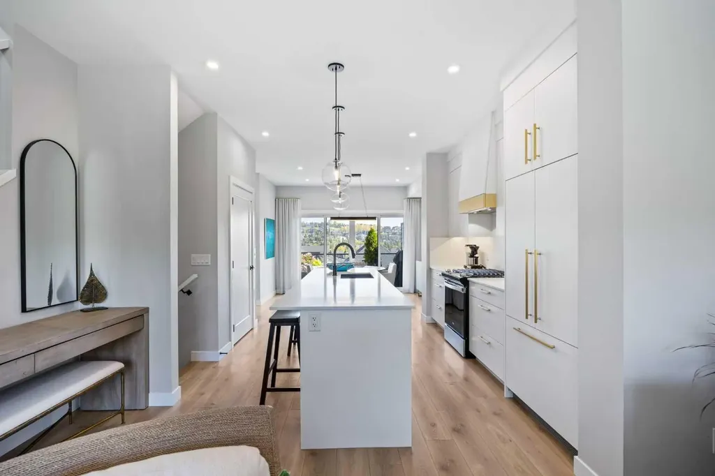 3044 85 Street SW Calgary AB T3H 6C7