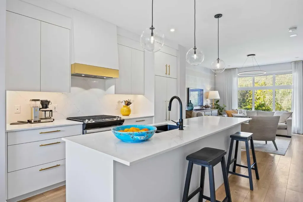 3044 85 Street SW Calgary AB T3H 6C7