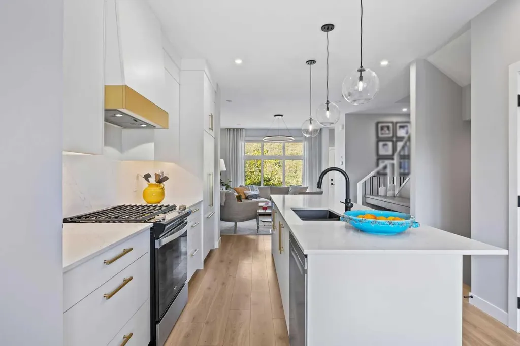 3044 85 Street SW Calgary AB T3H 6C7