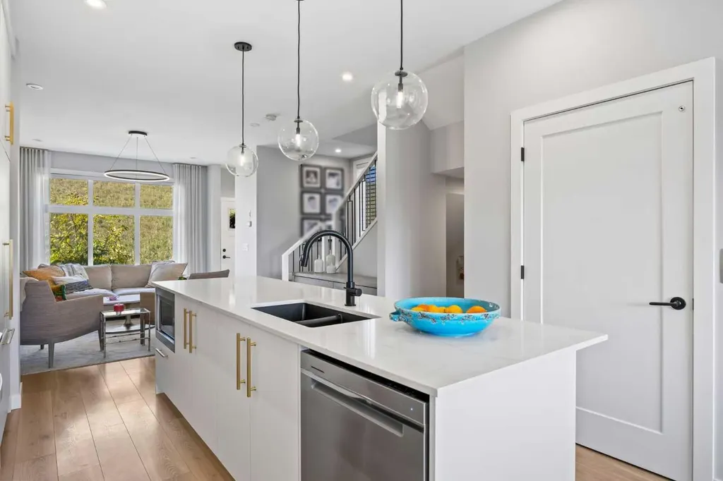 3044 85 Street SW Calgary AB T3H 6C7