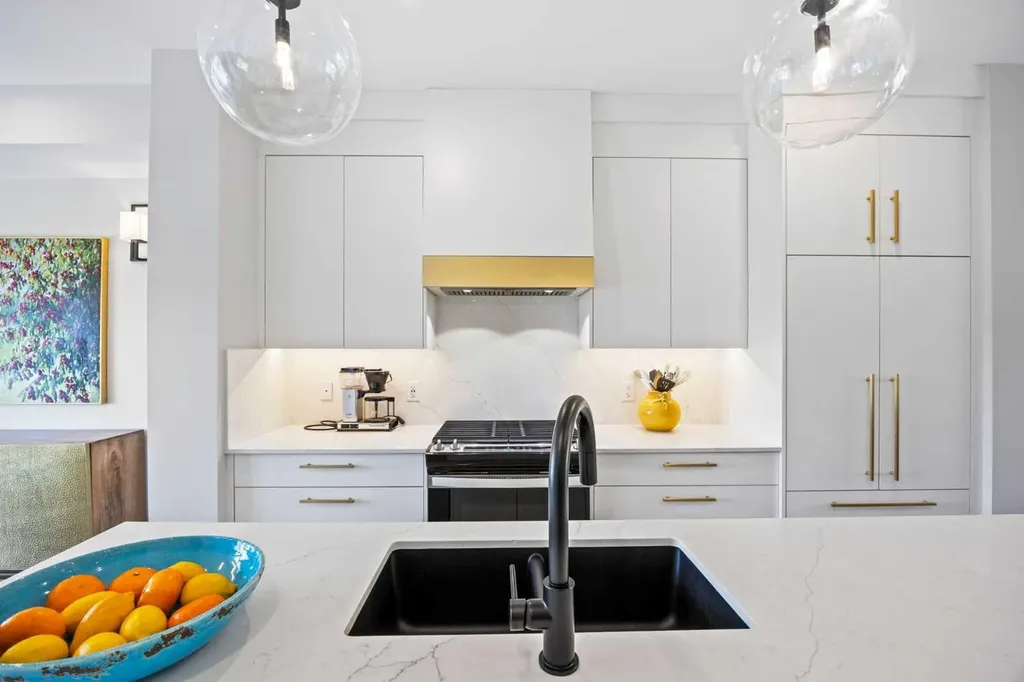 3044 85 Street SW Calgary AB T3H 6C7