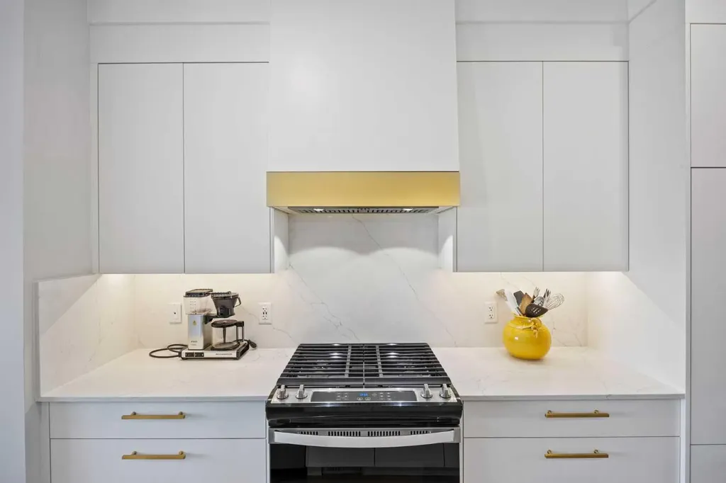 3044 85 Street SW Calgary AB T3H 6C7