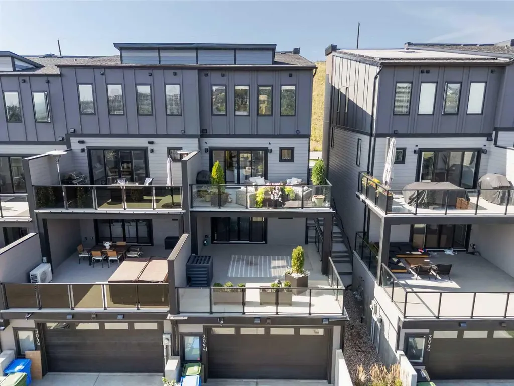 3044 85 Street SW Calgary AB T3H 6C7