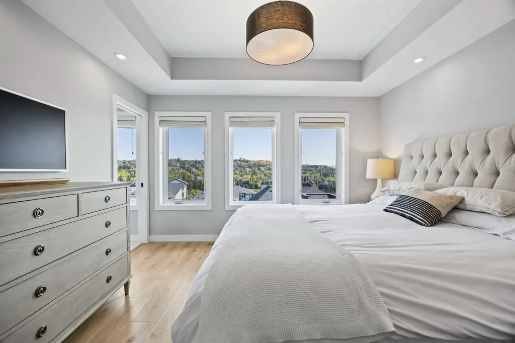 3044 85 Street SW Calgary AB T3H 6C7