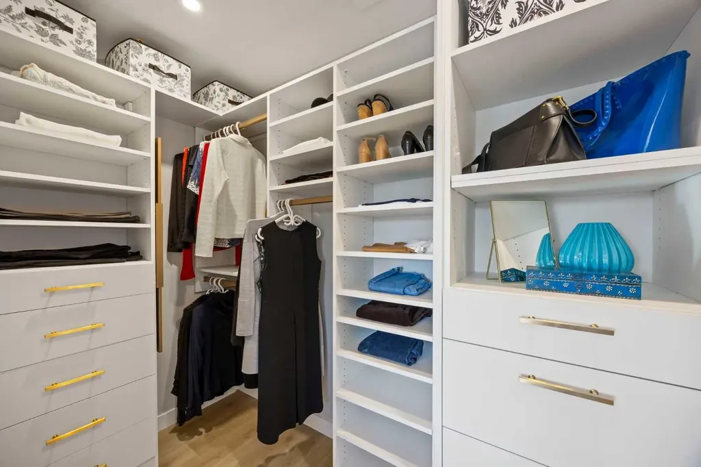 3044 85 Street SW Calgary AB T3H 6C7