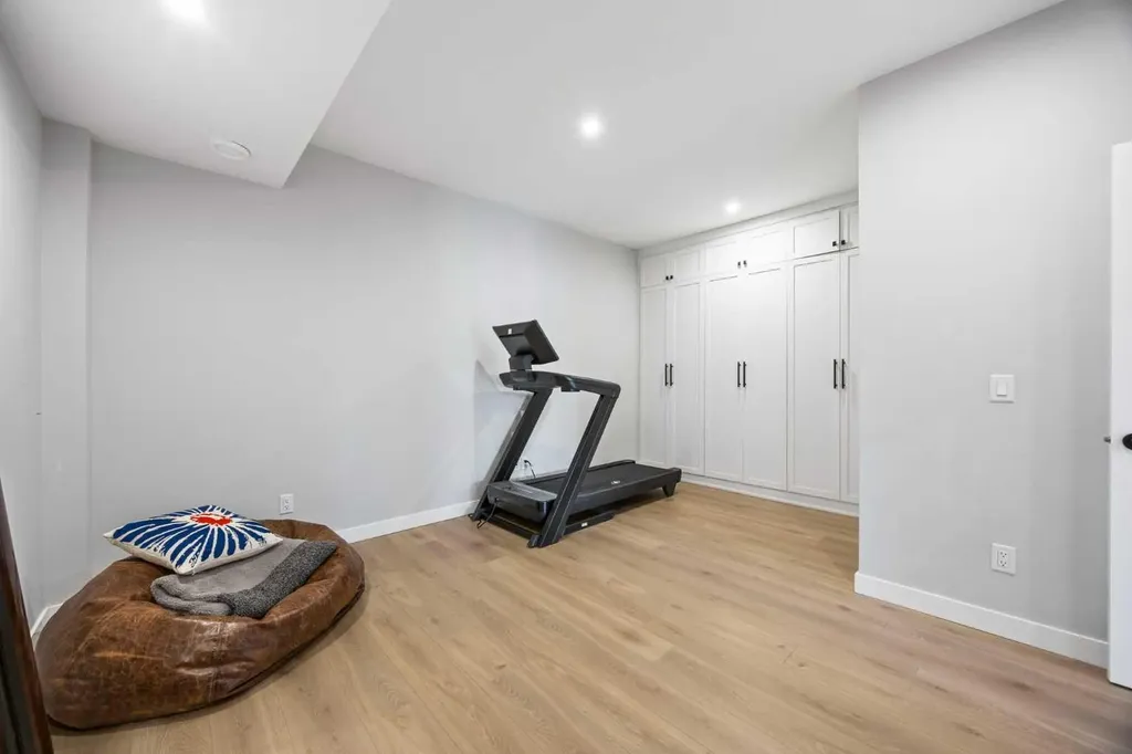 3044 85 Street SW Calgary AB T3H 6C7