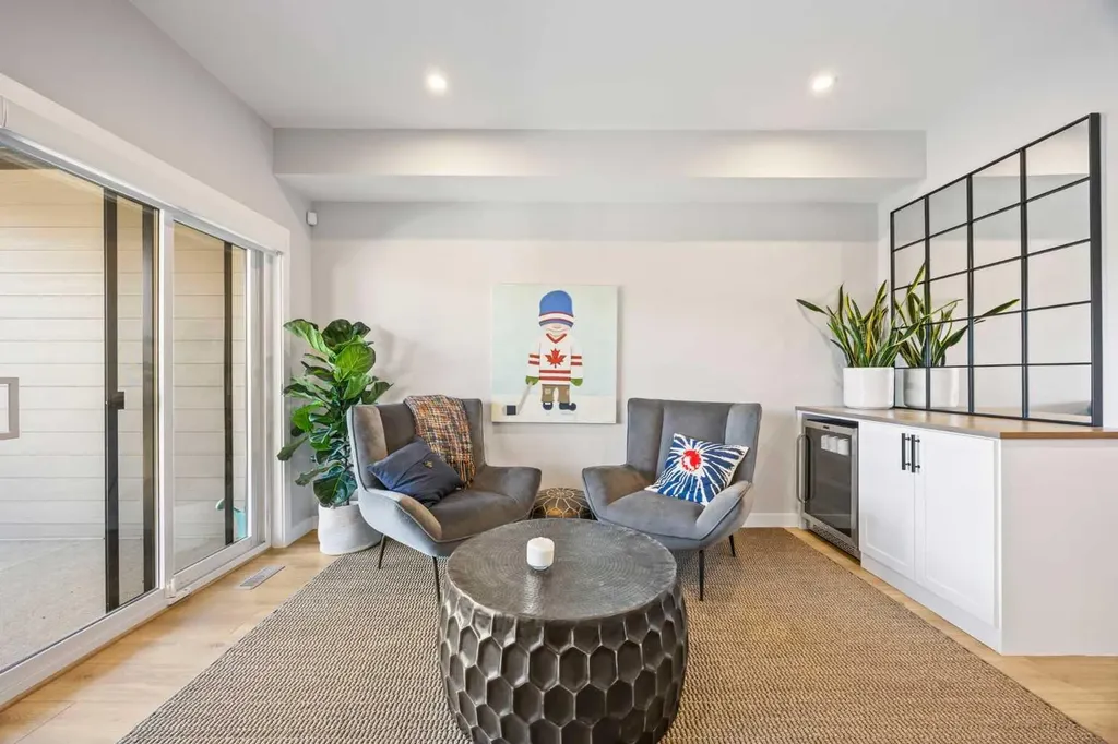 3044 85 Street SW Calgary AB T3H 6C7