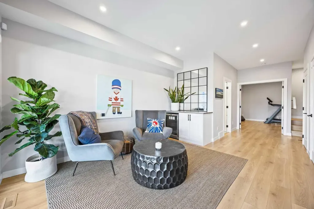 3044 85 Street SW Calgary AB T3H 6C7