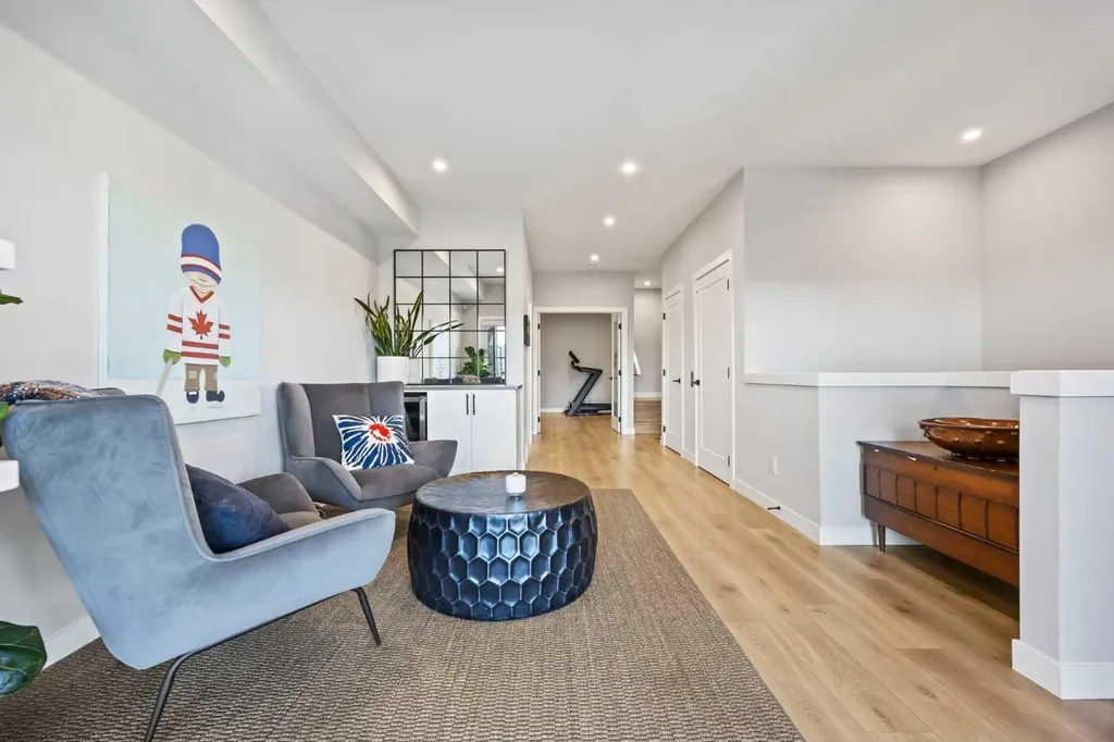 3044 85 Street SW Calgary AB T3H 6C7