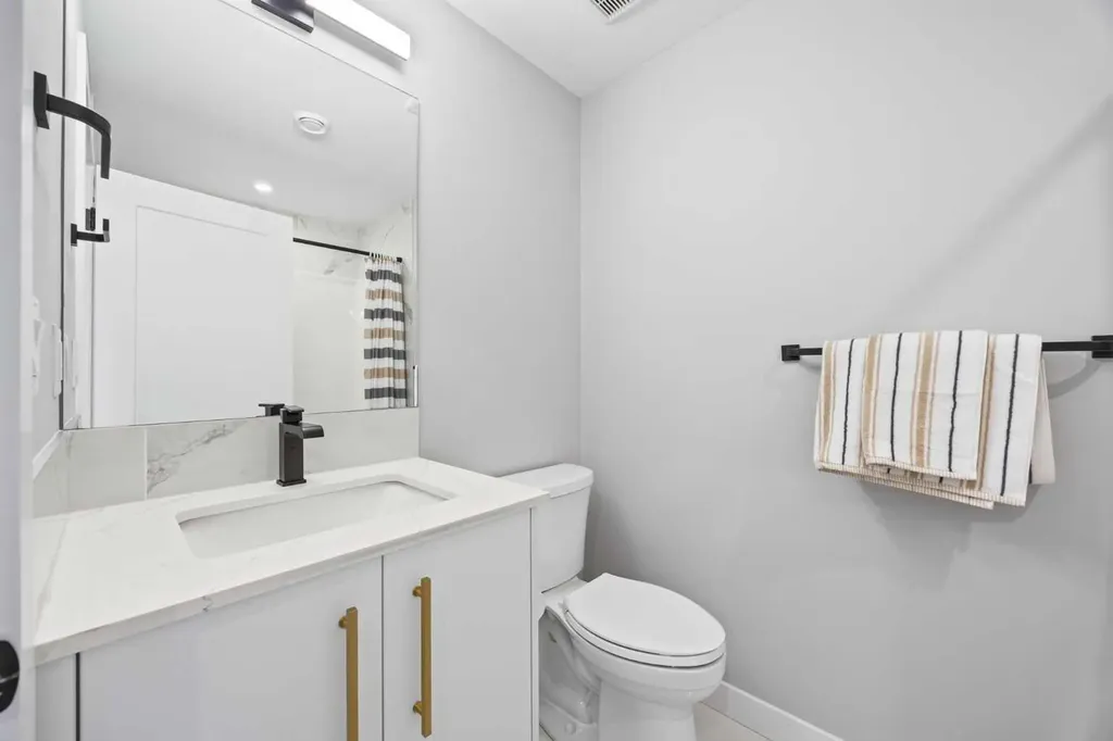 3044 85 Street SW Calgary AB T3H 6C7