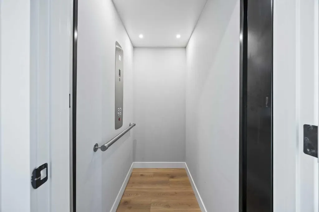 3044 85 Street SW Calgary AB T3H 6C7