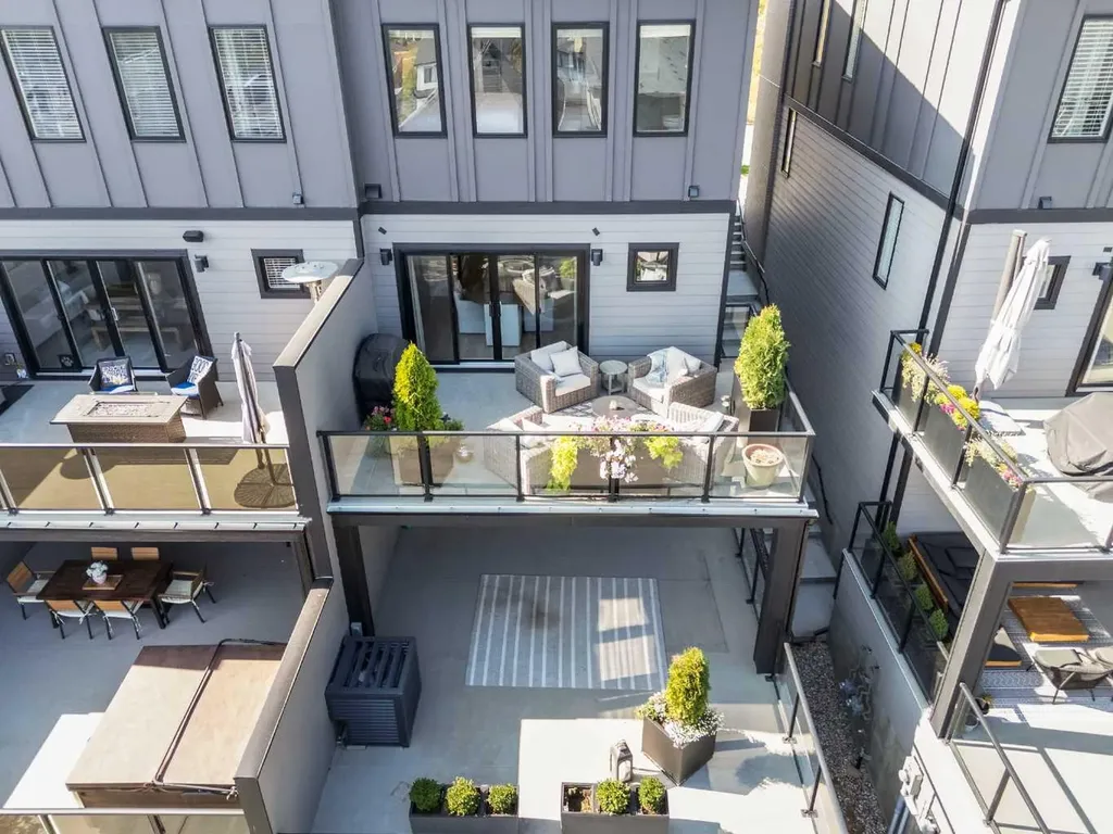 3044 85 Street SW Calgary AB T3H 6C7