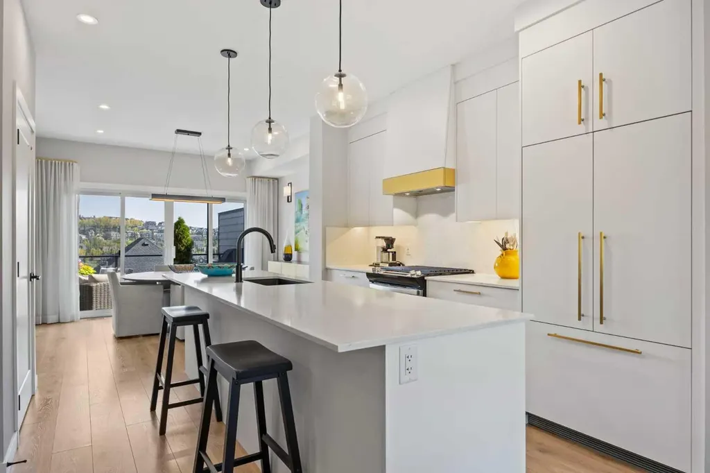 3044 85 Street SW Calgary AB T3H 6C7