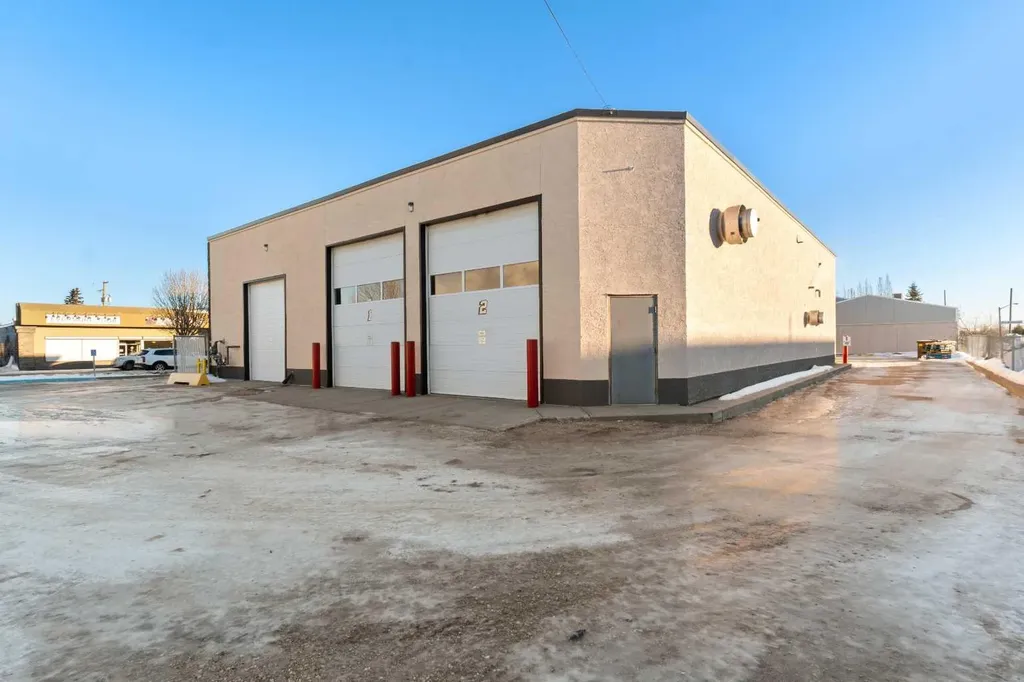 5015 50 Avenue Whitecourt AB T7S 1V4