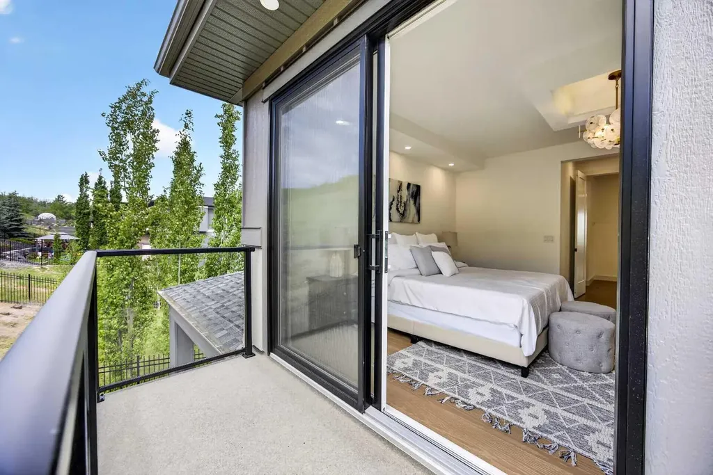 407 Patterson Boulevard SW Calgary AB T3H 3N6
