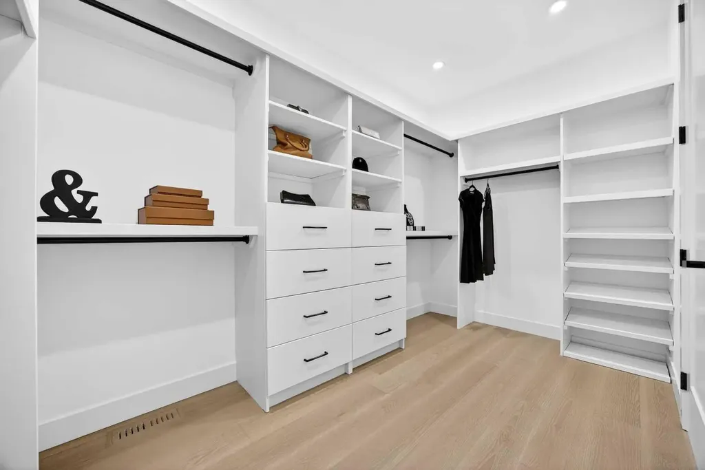 407 Patterson Boulevard SW Calgary AB T3H 3N6