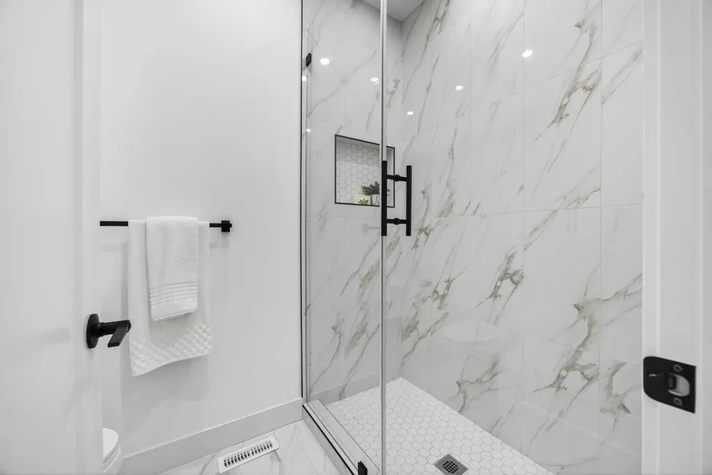 407 Patterson Boulevard SW Calgary AB T3H 3N6