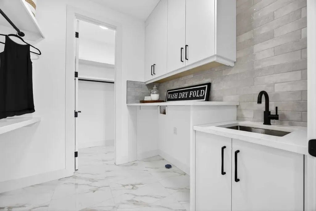 407 Patterson Boulevard SW Calgary AB T3H 3N6