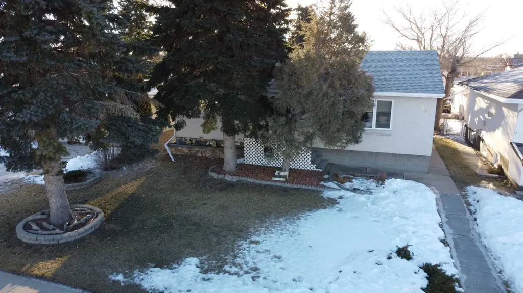 411 6 Avenue W Hanna AB T0J 1P0