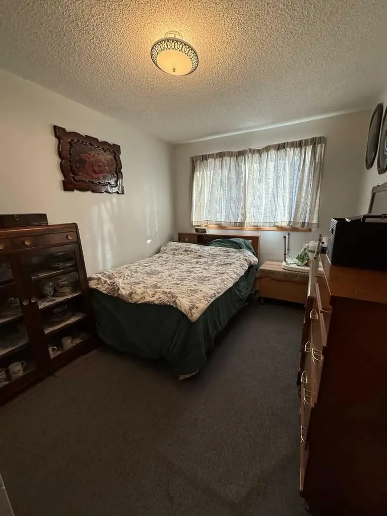 411 6 Avenue W Hanna AB T0J 1P0