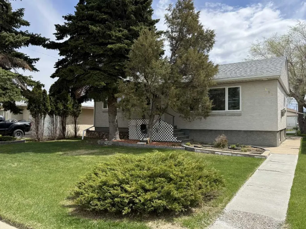 411 6 Avenue W Hanna AB T0J 1P0