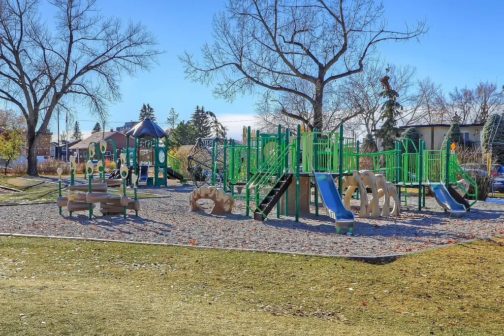 2709 18 Street NW Calgary AB T2M 3T9