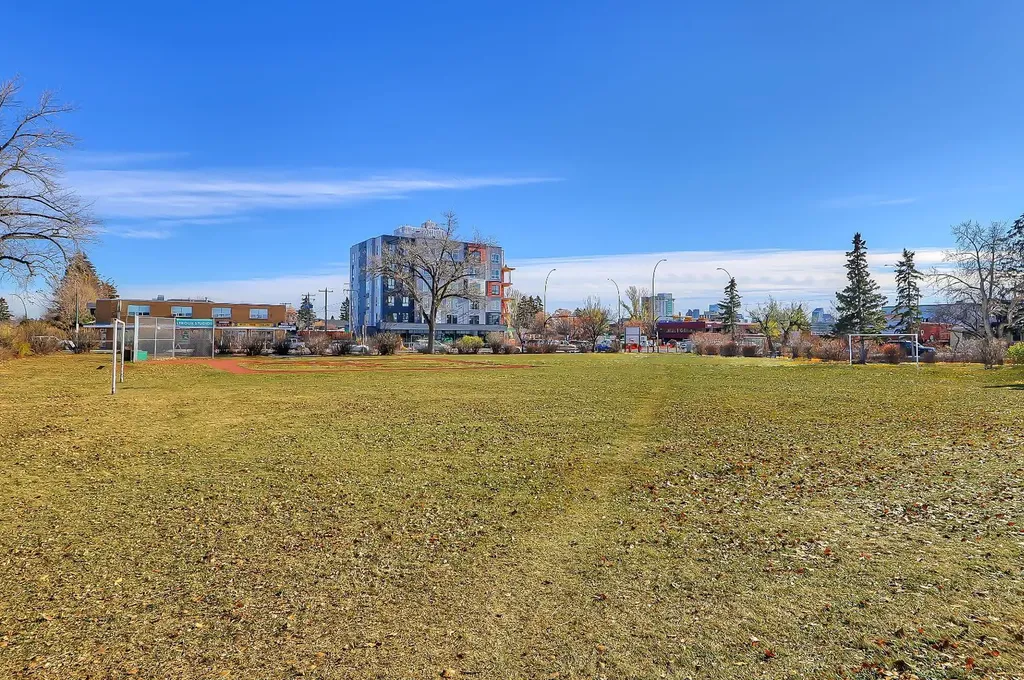 2709 18 Street NW Calgary AB T2M 3T9