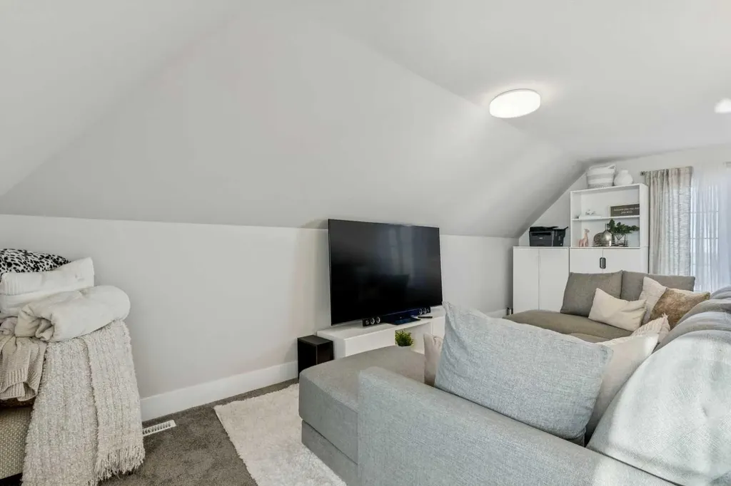 16 Treeline Lane SW Calgary AB T2Y 0S2