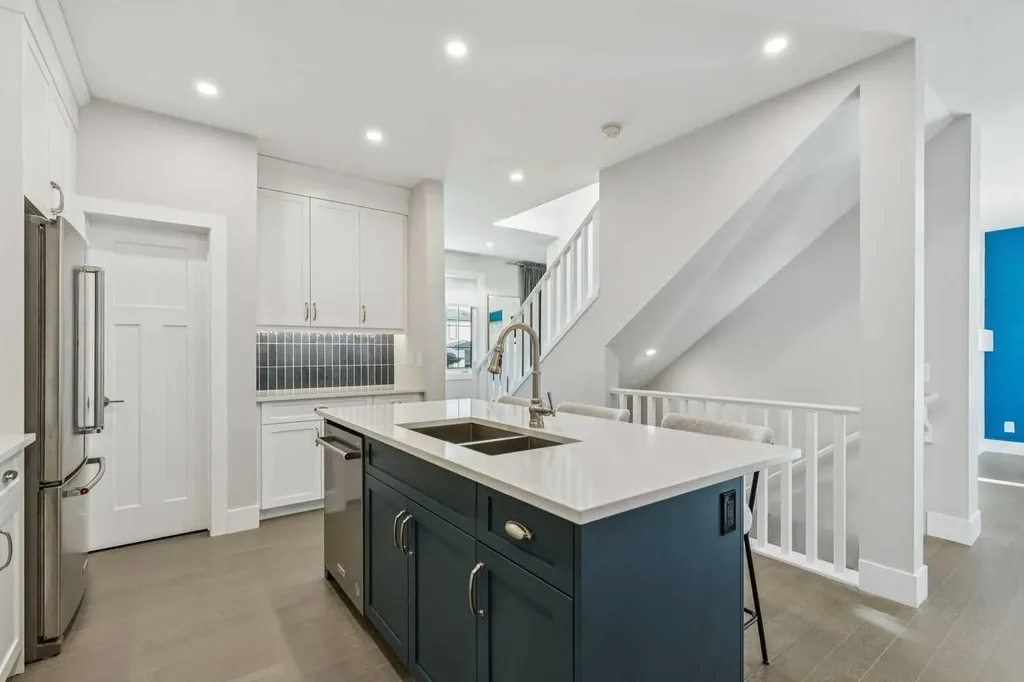 16 Treeline Lane SW Calgary AB T2Y 0S2