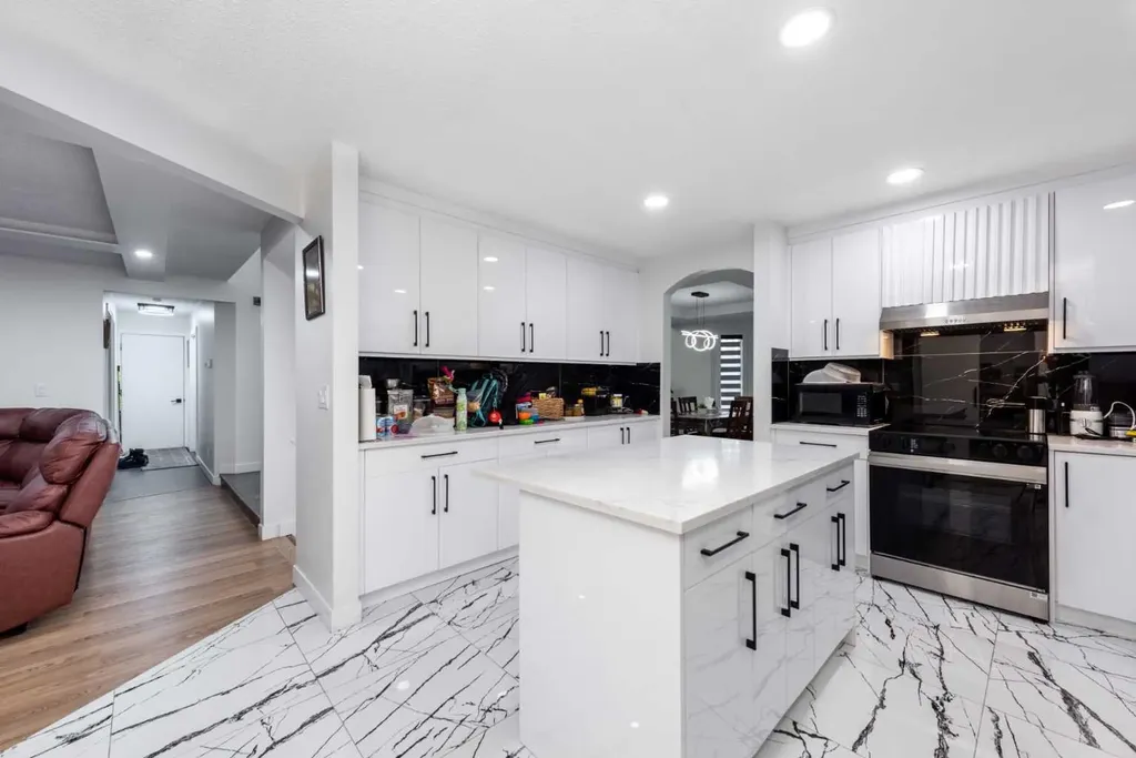 133 Woodbrook Road SW Calgary AB T2W6C6