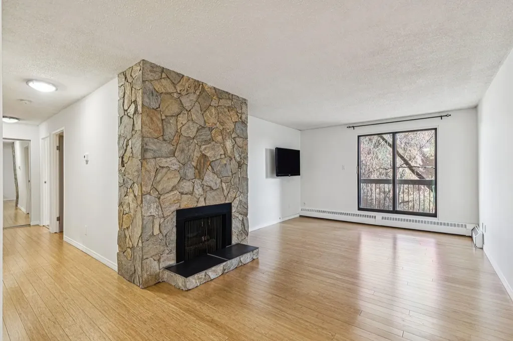 537 14 Avenue SW Calgary AB T2R 0M7