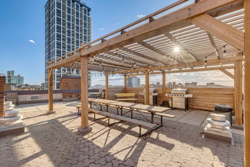 537 14 Avenue SW Calgary AB T2R 0M7