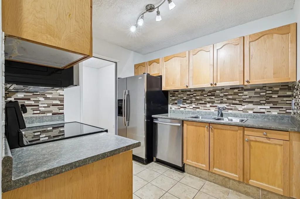537 14 Avenue SW Calgary AB T2R 0M7