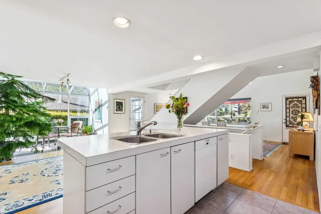 914 7a Street NW Calgary AB T2M3J3