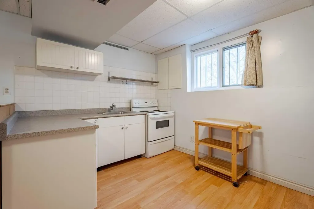 3152 Blakiston Drive NW Calgary AB T2L 1L8