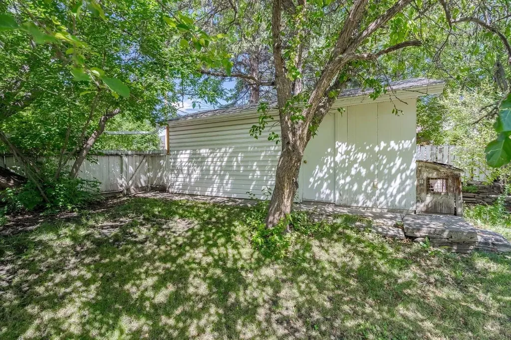 3152 Blakiston Drive NW Calgary AB T2L 1L8