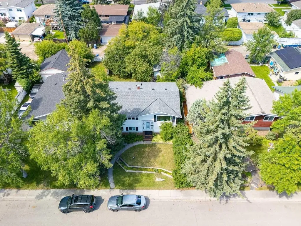 3152 Blakiston Drive NW Calgary AB T2L 1L8