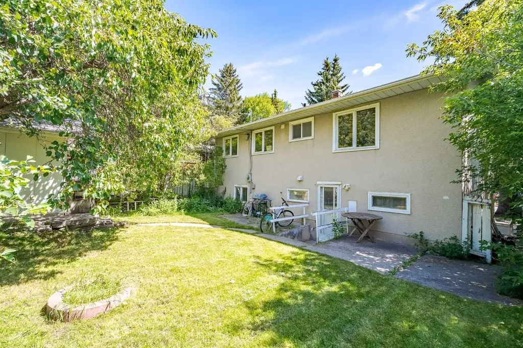 3152 Blakiston Drive NW Calgary AB T2L 1L8