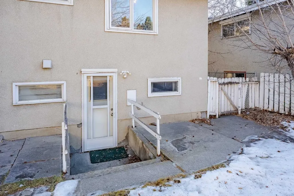 3152 Blakiston Drive NW Calgary AB T2L 1L8