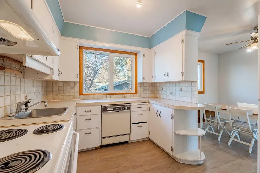3152 Blakiston Drive NW Calgary AB T2L 1L8