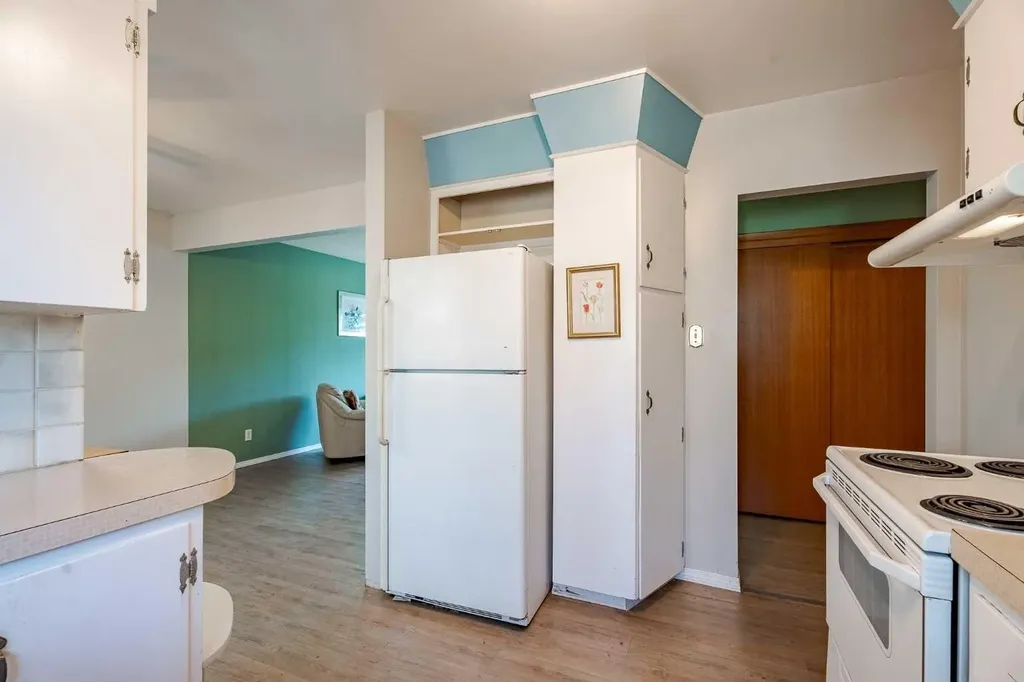 3152 Blakiston Drive NW Calgary AB T2L 1L8