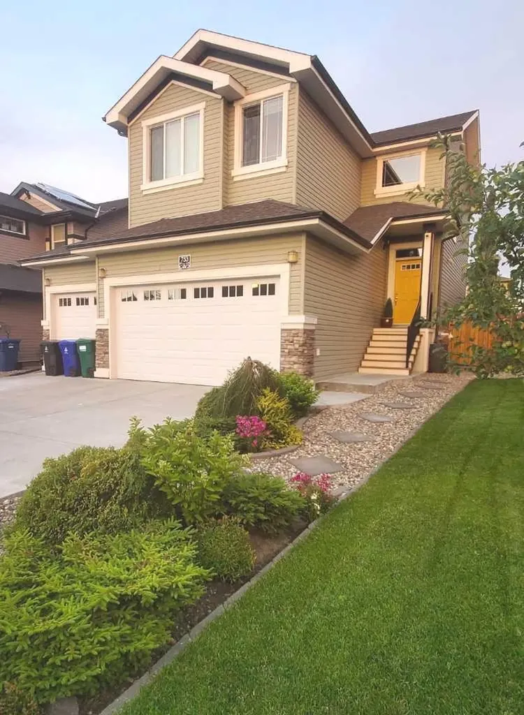 753 Twinriver Loop W Lethbridge AB T1J 5E1