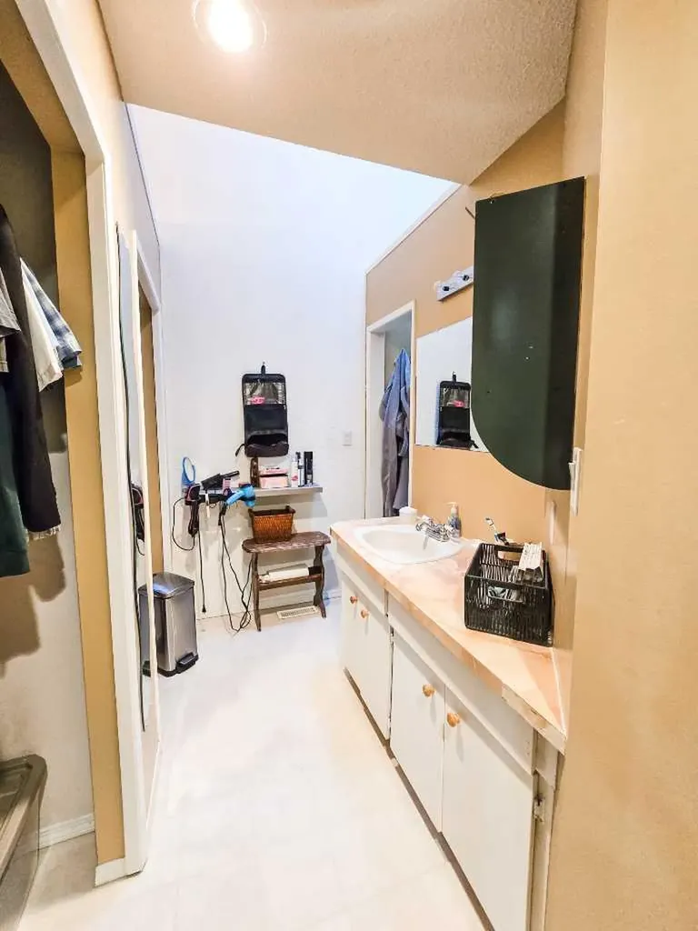 4819 10 Avenue Edson AB T7E 1E6