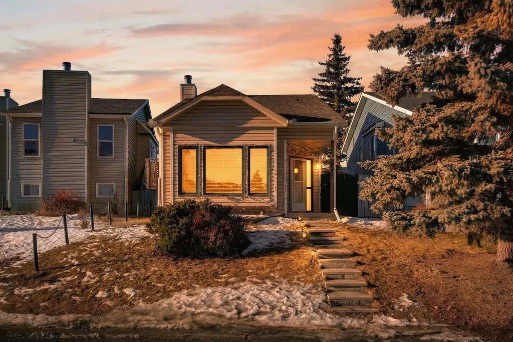 139 Castledale Way NE Calgary AB T3J 2A4