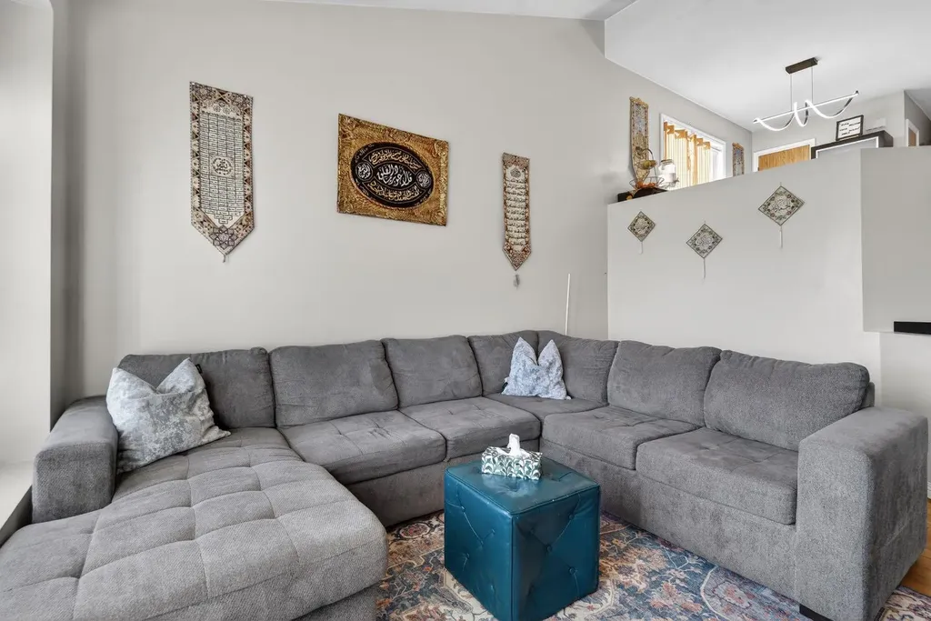 139 Castledale Way NE Calgary AB T3J 2A4
