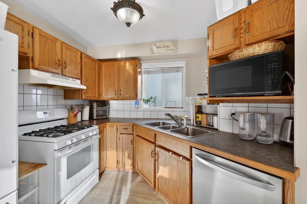 139 Castledale Way NE Calgary AB T3J 2A4